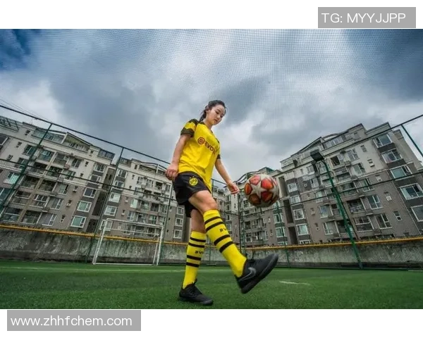 足球明星女友展现球技精彩踢球视频引发热议网友纷纷点赞